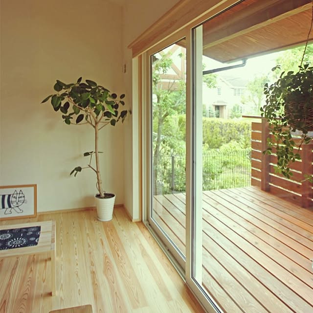 Lounge,シーエッチ建築工房,無垢,縁側,平屋,大きな窓,ウッドデッキ,木の家,庭 CHkenchikuの部屋