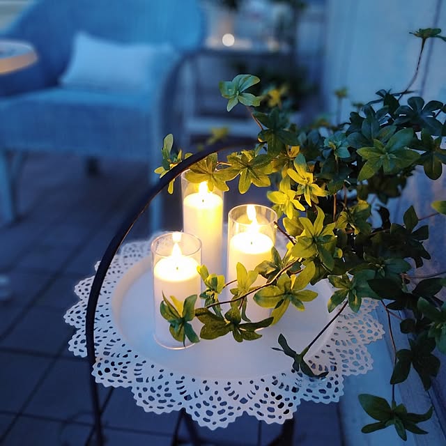 ベランダ,DIY,ウッドパネル,led キャンドル,ストリングライト,夕暮れの風景,ガーデンチェア,ガーデンテーブル,ラタンチェア,グリーンのある暮らし,IKEA のトレイ,アイアンのフェンス chachaの部屋