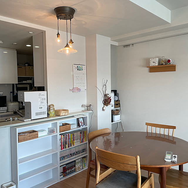Lounge,キッチンカウンター下収納,本棚 収納,本棚,丸テーブル,ヴィンテージ家具,マンション暮らし,リビングインテリア,子どものいる暮らし,丸テーブルのある暮らし yuharuの部屋