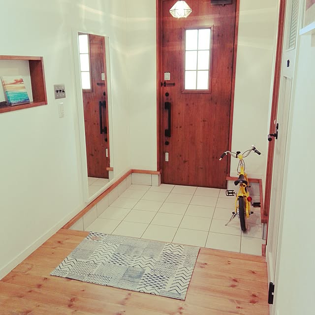 Entrance,カリフォルニアスタイル,玄関マット,玄関,玄関ホール,freeq home,フリークホームズ,玄関ドア,IKEAのミラー mamemackhamの部屋