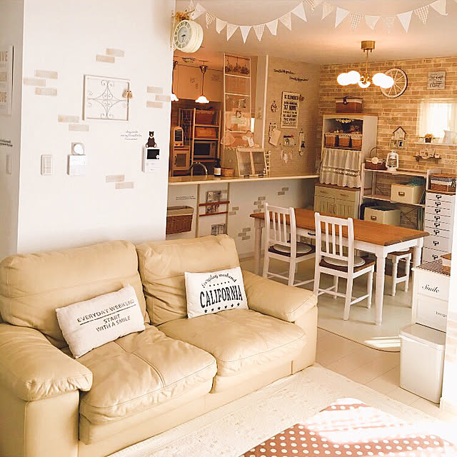 Lounge,レンガ風,コメントお気遣いなく♡,ガーランド,ソファー,くつろぎ空間,ナチュラルインテリア,フレンチナチュラル,ダイニングテーブル,ニトリ,ソファ,クッション,リビングダイニング,ナチュラルフレンチ,ダイニングテーブル＆チェア,ナチュラル,しまむら,ラグ,NITORI,雑貨 naosunnyの部屋