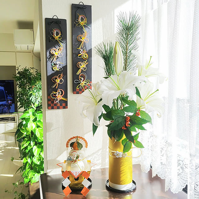 お正月インテリア,生花,花のある暮らし,マンション暮らし,白百合,観葉植物のある暮らし,窓辺のグリーン,出窓,水引飾り,ハンドメイド,手作り,松と千両,鏡餅,カーテン,花瓶に画用紙,しめ縄の飾り再利用,お正月,正月花,水引 壁飾り,日の光,イベント投稿用,鏡餅の水引,もう15日,ベンジャミン,ポトスタワー仕立て love1017の部屋