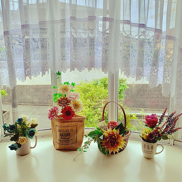 造花のアレンジメントフラワー,出窓ディスプレイ,アレンジメントフラワー❁.*･ﾟ,ニトリのフェイクグリーン,Bedroom Shinamonの部屋