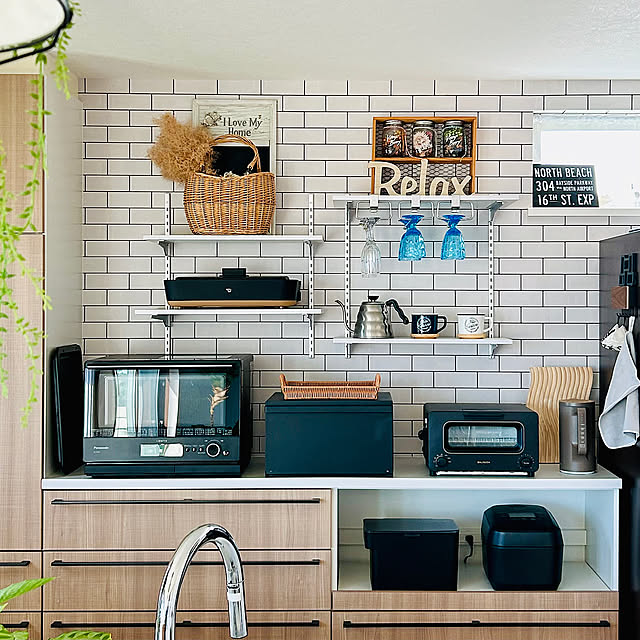Kitchen,ブラック家電,タカラスタンダード オフェリア,サブウェイタイル風壁紙,壁紙,アクセントクロス,一戸建て,サンゲツ,注文住宅,男前インテリア,インダストリアルインテリア,ブラックインテリア,ブルックリンスタイル,セキスイハイム,戸建て,快適エアリー,すっきり暮らす,スマートパワーステーション,マイホーム記録,おうち時間,心地よい暮らし,セキスイハイムSPS,飾り棚,見せる収納 Yumi-springの部屋