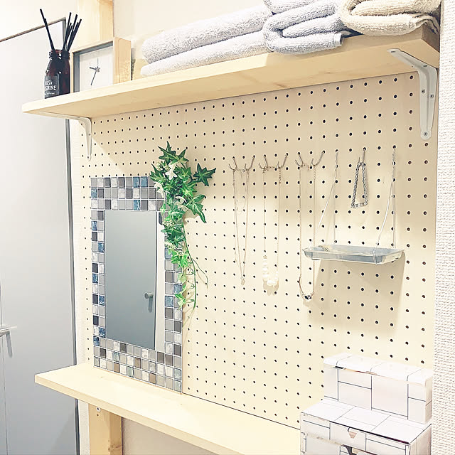 シンプルインテリア,ドレッサー,有孔ボードディスプレイ,有孔ボード,タイルシール,ダイソー,100均,DIY,一人暮らし,フェイクグリーン,Bathroom,ウォールミラー,ラブリコ棚,ラブリコ ２×４,ラブリコ,ラブリコでDIY,北欧,ナチュラル,ホワイトインテリア huzi1018の部屋