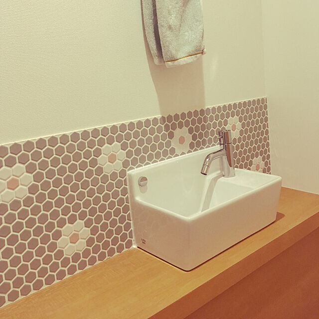 Bathroom,名古屋モザイクタイル,花柄タイル,造作手洗い,造作収納,トイレ,ヘキサゴンタイル tangeの部屋
