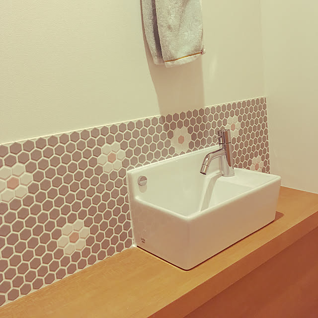 Bathroom,名古屋モザイクタイル,花柄タイル,造作手洗い,造作収納,トイレ,ヘキサゴンタイル tangeの部屋