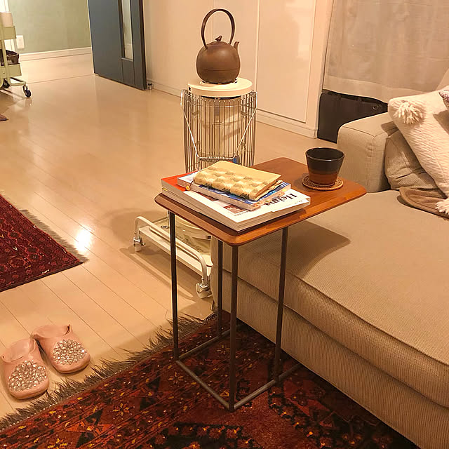 バブーシュ,サイドテーブル,NOYESソファー,鉄瓶,トライバルラグ,ヴィンテージラグ,アラジンストーブ,ストーブ台車,アンティークラグ,高橋大益,My Desk mochi2usagiの部屋