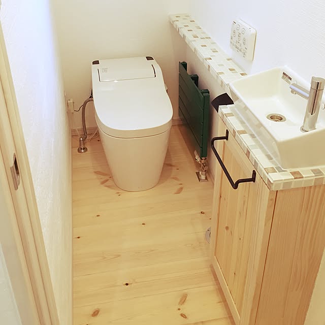 Bathroom,漆喰塗り壁,造作カウンター,パイン無垢,アイアン,モザイクタイル,手洗い場,緑色のパネルヒーター,トイレットペーパーホルダー ayaneko213の部屋