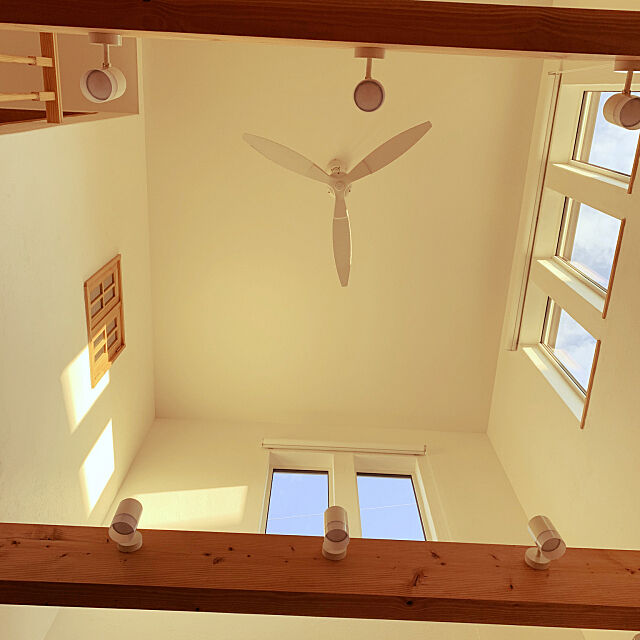 吹き抜けのある家,吹き抜け天井,小窓,家づくり,ナチュラル,北欧,Overview Ranの部屋