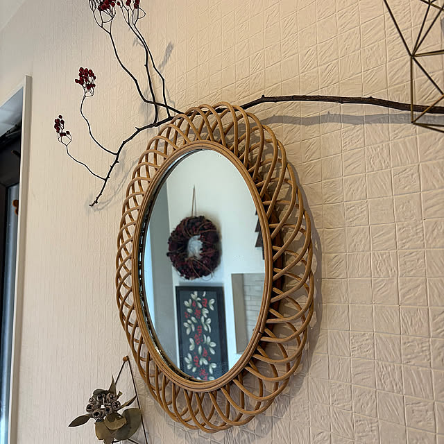 Entrance,バラの実,クリスマス飾り,ラタンミラー,壁掛けミラー,ドライフラワー,お気に入りの場所,くつろぎ空間,癒しの空間,感謝♡,癒しスペース,ホッとする空間,ホッとする家 kojimasaの部屋