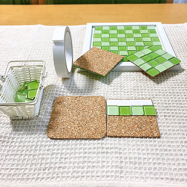 ガラスタイルコースター,ガラスタイル鍋敷き,コルクコースターリメイク,フォトフレームリメイク,ダイソーのガラスタイル,かなり強力,メーカーは不明です,両面テープ,築37年,昭和の家,イベント参加,東西に長い家,参道沿いに建つ家,強力両面テープ,コースター,鍋敷き,My Desk mommyの部屋