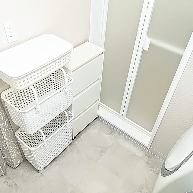 新生活,スリム収納,スリム収納ボックス,KEYUCA,洗面所,洗面所 収納,スリム,ホワイト,ランドリーバスケット,ライクイット,like-it,タオル収納,スタッキング,オススメ,狭い場所,Bathroom,洗濯カゴ,洗濯物入れ,洗面所の床,グレーの床,クッションフロア,サンゲツ,キャスター付き,掃除しやすい,持ち運べる,ホワイト×グレー,白,薄型 w+の部屋