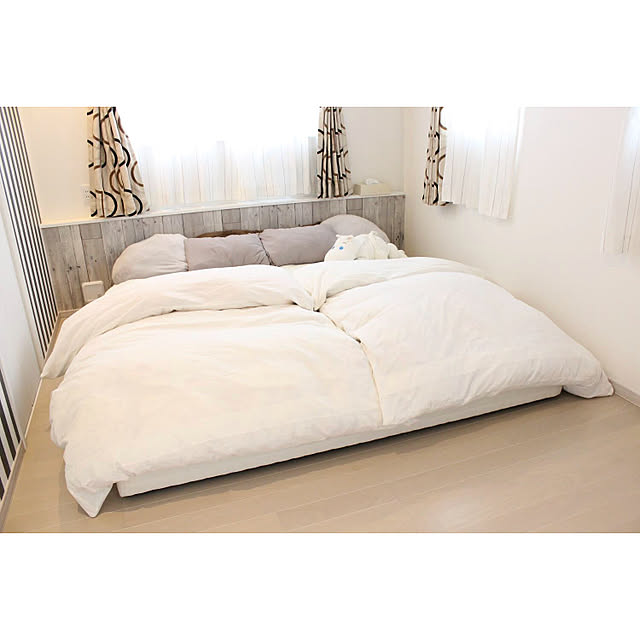 Bedroom,ニトリ,造作棚,ホワイトインテリア,ローベッド,シングルベッド2台,グレージュ,家族だんらんスペース,10000人の暮らし,ムーミン,ストライプの壁紙,VERITIS,ベリティス,フィットフロアー,Panasonic,ホワイトオーク mariiiiの部屋