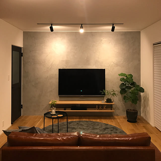 Lounge,サイドテーブル,mortex,モールテックス,モルタル,ヴィンティア,壁掛けテレビ,ウンベラータ,観葉植物,緑のある暮らし,スポットライト,レザーソファ,アデペシュ,コーヒーテーブル,IKEA,インダストリアル tom_ieの部屋