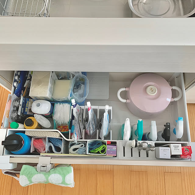 Kitchen,立てて収納,セリアのパウチストッカー,一ヶ月の使用量を把握,ストックバッグ,スプレー洗剤,使う場所の近くに収納する,シンク下収納,日用品,洗剤収納,キッチン収納,見てくださってありがとうございます♡,素敵な週末をお過ごしください¨̮♡︎ koko_hikaの部屋