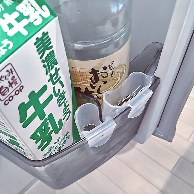 隙間収納,セリア,調味料入れ,薬味チューブホルダー,ドアポケット,デッドスペース,冷蔵庫ミニポケット,薬入れ,チューブの薬,薬味チューブポケット,段差つき,仕切りつき,冷蔵庫,マンション暮らし,じゃない使い方,使い方いろいろ,収納の工夫,再利用,各自で片付け,薬味ポケット,薬味,冷蔵庫の中,わさび,スペース活用,百均,シンデレラフィット,隙間活用 mi-saの部屋