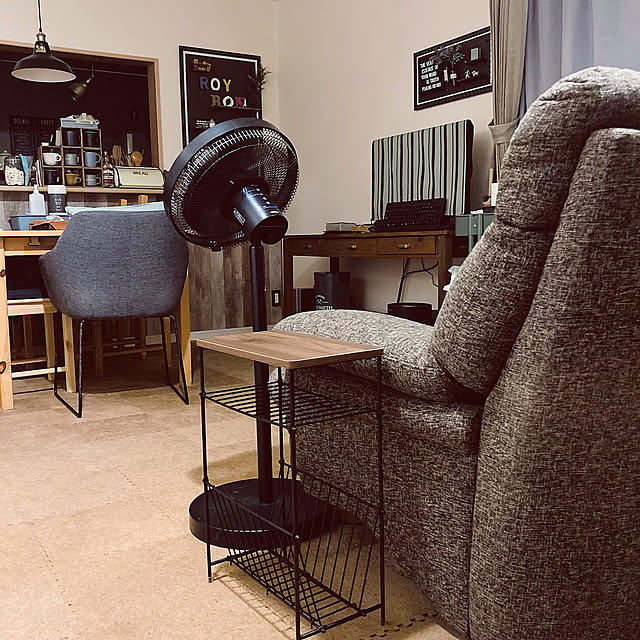 Lounge,サイドテーブル,IKEA,アクセントクロス,DIY,トイプードル,ゴールデンレトリバー,多頭飼い,ゴールデンレトリーバー,犬と暮らす,大型犬のいる暮らし,ダイニング,ペンダントライト,カインズ,男前,暮らしを楽しむ,心地よく暮らす工夫,ニトリ Royの部屋