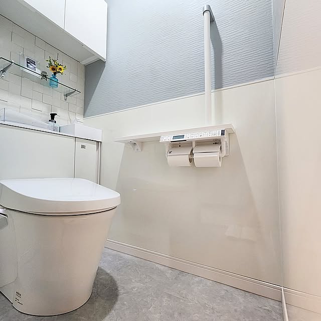 Bathroom,セカンドライフ,キャビネット付きトイレリフォレ,アッパーキャビネット,アクアセラミック,リフォレⅠ型,エコカラットプラス,パールマスクⅡ,キッチンパネル,ガラス化粧棚,フロアタイル,手摺り,インテリアリモコン付き紙巻器,サンゲツFE74182ファイン,くすみブルー,LIXIL,INAX,ひまわり,なつ,夏,ミニチュア,セリア,一輪挿し,ハンドソープディスペンサー,マステシール,ブルーグレーの壁,マンション暮らし,長かったリフォーム,やっと終わった‼︎,スッキリ,セリアディスペンサー,ディスプレイ棚,リフォーム,タンクレス風,タワーゴミ箱,ウォールダストボックス,クイックルワイパーはカウンターの下,エコカラット love1017の部屋