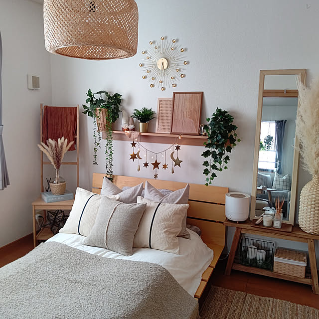 Bedroom,雑貨,ZARA HOME,ZARA HOMEクッションカバー,ダイソー,一人暮らし,100均,decoration,キャンドルホルダー,キャンドル,くつろぎ空間,セリア,フラワーベース,ひとり暮らし,ディスプレイ棚,ナチュラル,PAL CLOSET,観葉植物,IKEA,BOHO,飾り棚,パンパスグラス,海外インテリア,Francfranc megunyの部屋