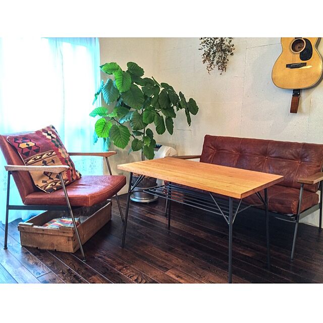 Lounge,TRUCK,ソファ,チェア,鉄脚テーブル,植物,ウンベラータ,キリムクッション,ギター,木箱 kurobarの部屋