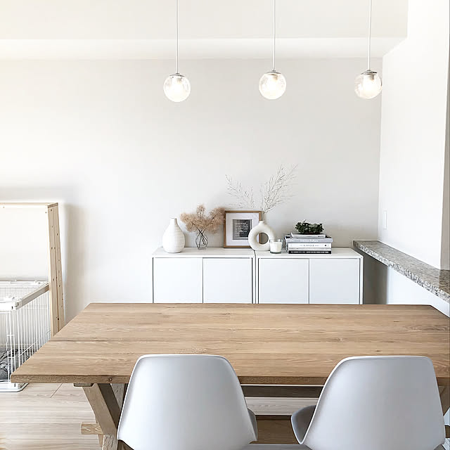 ナチュラルインテリア,ホワイトインテリア,IKEA,エーケト,マンション暮らし,ig➡︎@chino.home,リビングインテリア,北欧インテリア,無垢材,北欧モダン,北欧ナチュラル,海外インテリアに憧れる,ホワイトオーク,ダイニングテーブル,ペンダントライト,SLOW HOUSE,My Desk chino.homeの部屋