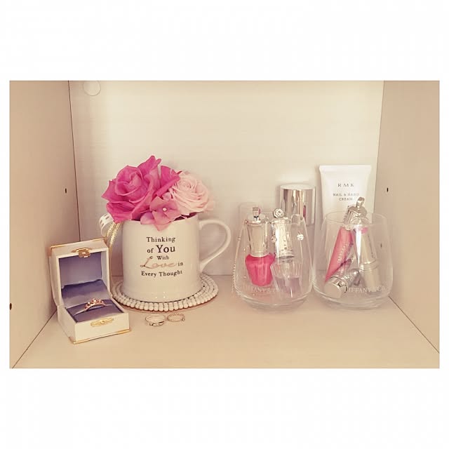 My Shelf,ブリザードフラワー,コスメ,ジルスチュアート,白とピンク,グラス,ピンク,一人暮らし,フランフラン,白,花,お花 Kumikoの部屋