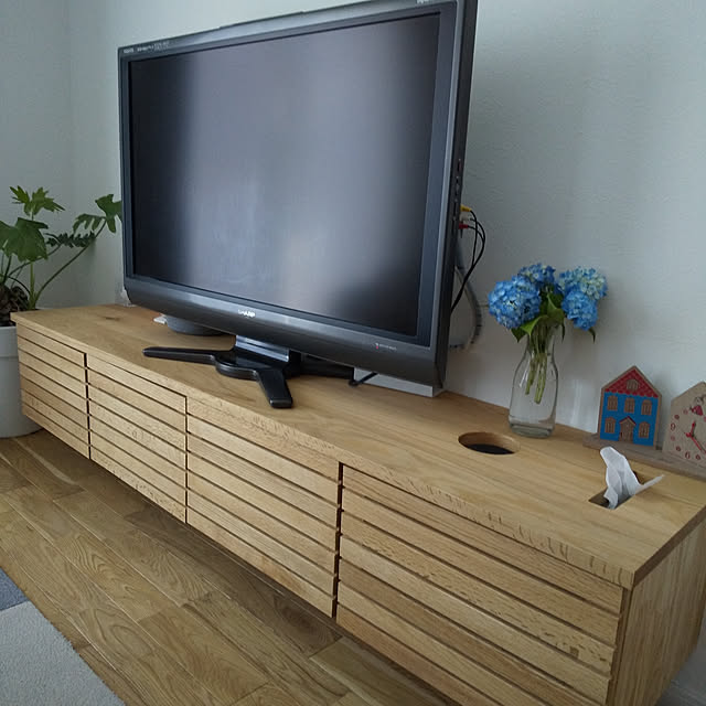 無垢の家具,注文住宅,北欧好き,紫陽花,無垢の床,造作テレビボード,ムーミン,ニトリ,ティッシュボックス隠し,ゴミ箱隠し,Lounge,造作家具 makoの部屋