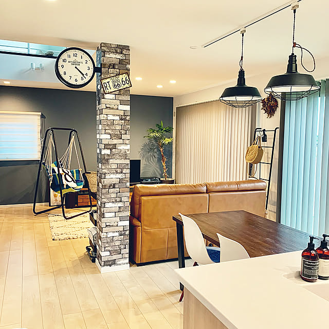 ダクトレール,ペンダントライト,ニトリのソファ,アクセントクロス,ブルーグレーの壁紙,レンガ風壁紙,柱時計,縦長の部屋,マイホーム記録,心地よい暮らし,戸建て,あったかハイム,注文住宅,整理収納アドバイザー準1級,すっきり暮らす,セキスイハイムSPS,スマートパワーステーション,セキスイハイム,ブルックリンスタイル,インダストリアル,男前インテリア,インダストリアルインテリア,Lounge,インスタ→yumi_spring Yumi-springの部屋