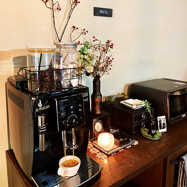 ワイヤーバスケット,コーヒー豆,空き瓶リメイク,MAGNIFICA S,DeLonghi,デロンギ,エスプレッソ,全自動コーヒーメーカー,〇〇のある暮らし,イベント参加中,ブラック,IG⇨yasuyo66,プチリメイク,ターナー色彩ミルクペイント,インテリアキューブディスプレイボックス,アイアン雑貨,アイアンブラック,かまぼこ板リメイク,黒化,seria,キャンドル,My Shelf,コーヒーのある暮らし,フェイクグリーン,家電は黒,デロンギ のある暮らし yasuyo66の部屋