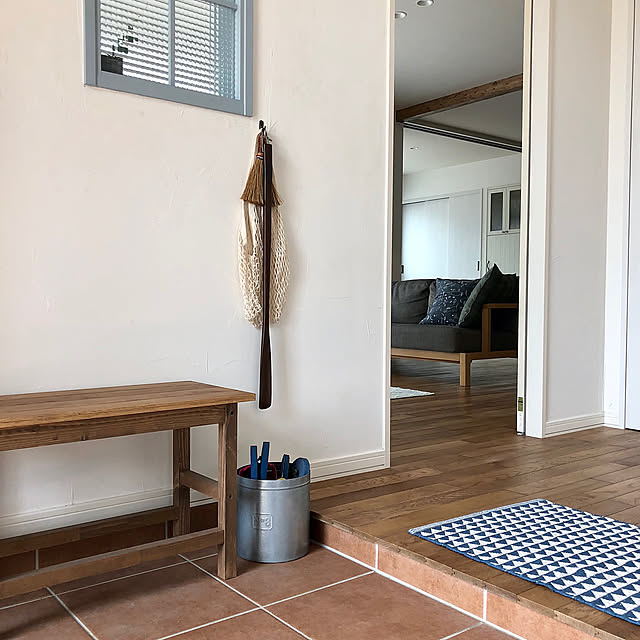 Entrance,靴べら,ニトリの靴ベラ,玄関マット,室内窓,ベンチ,工務店さんからのプレゼント,水遊び,セリアのサンダル,トタン缶,玄関収納 momoranの部屋