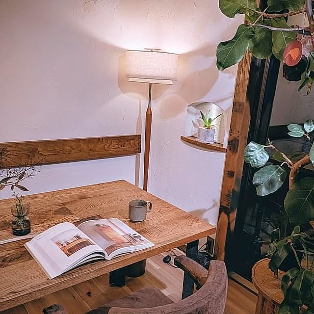 Lounge,明かりを楽しむ,観葉植物,カフェ風,カフェ風インテリア,木製家具,イベントに参加します♡,木のある暮らし,フロアライト スヴァンテ milkyの部屋