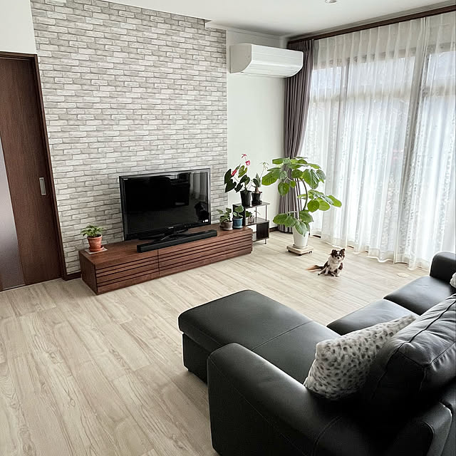 シェーズロング,カウチソファ,本革ソファ,クリエモカの建具,LIXIL,ラシッサDフロア,いぬのいる暮らし,ウォルナット×ブラック,ウンベラータ,チワワ,ウォルナットのテレビボード,チェスナットの床,リフォーム・リノベーション,築30年,Lounge,Daily vol.3182 掲載♪ Hannahの部屋