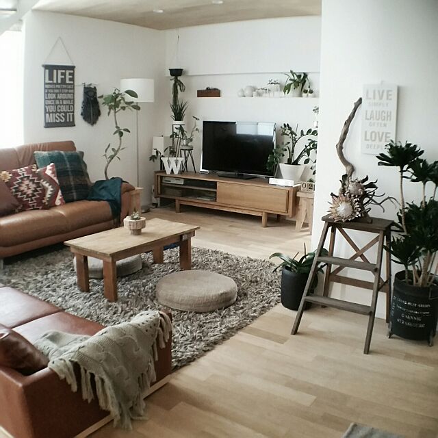 Lounge,グリーンのある暮らし,観葉植物,ソファー,無垢材の床,無垢の天井,IKEA,ニトリアートパネル,ソファー2個置き,テーブルdiy,キングプロテア chieの部屋