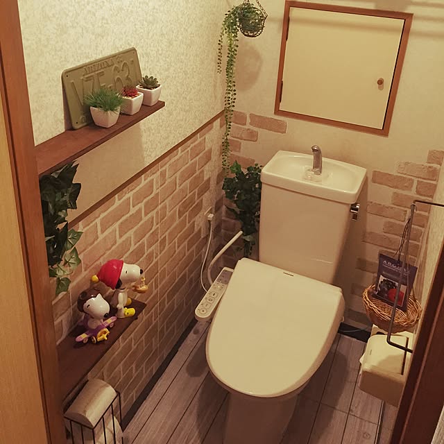 Bathroom,ナンバープレート,賃貸,スヌーピー,フェイクグリーン,セリア,DIY,キャンドゥ,salut!,リメイクシート,セリア レンガシート,レンガ,トイレットペーパーの収納,キャンドゥの板壁風シート Na33の部屋