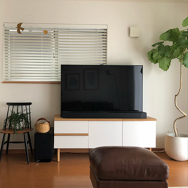 Lounge,テレビ周り,テレビボード,建売,IDEE,椅子,観葉植物,木製ブラインド,モビール,オットマン,北欧 enの部屋