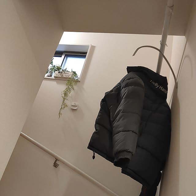On Walls,建売住宅,ブルーミングガーデン,子供のいる暮らし,ウォーターサーバーのある暮らし,建売住宅でも快適生活,ナチュラルインテリア,上着収納,上着掛け,子供がいる家,建売だけどオシャレハウスを目指します！,東栄住宅,階段,階段の壁,来客用コートハンガー,センサーライト,工夫して暮らす 0521myhomeの部屋