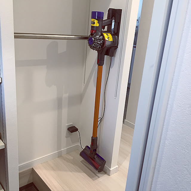 Entrance,シューズクローク,ダイソン収納,ダイソンV8,注文住宅,新築一戸建て,イタリアンウォルナット naaの部屋