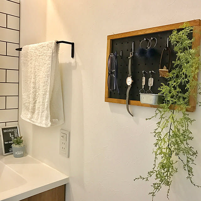 Bathroom,有孔ボード,セリア パンチングボード,100均DIY,腕時計置き場,見せる収納,アクセサリー収納,フェイクグリーン,サブウェイタイル,壁面収納 kanの部屋