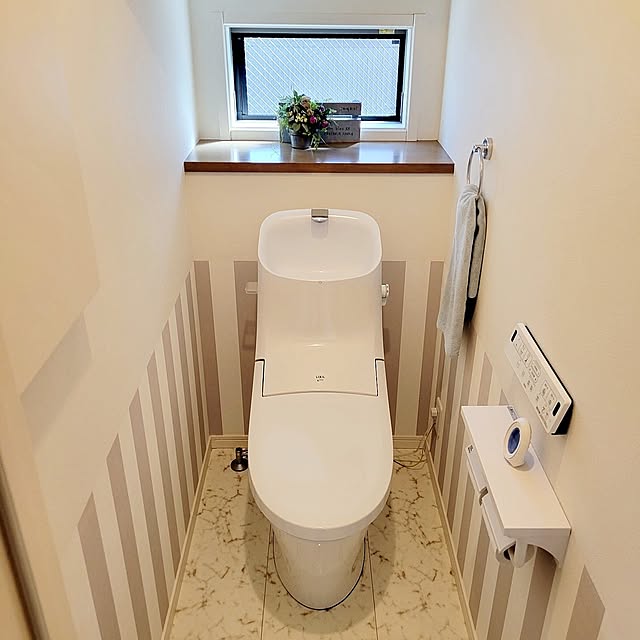Bathroom,トイレのインテリア,物を置かない,スッキリ空間,掃除しやすく,トイレ,トイレの壁,トイレ掃除,LIXIL,LIXILトイレ,すべり出し窓,アクセントクロス,ストライプの壁紙,心地よい暮らし,建売だけど心地よく,スッキリ暮らしたい,訪問ありがとうございます♡,みなさんに感謝です♡,コメントお気遣いなく♡,清潔感 suzuの部屋