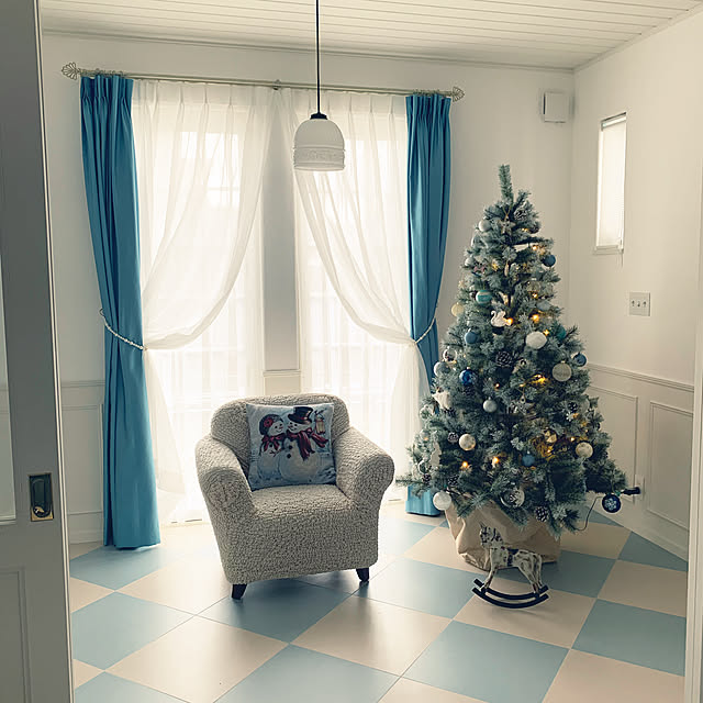 1人がけソファー,クッションカバー,クリスマスツリー,腰壁,クリスマス,白が好き♡,漆喰の壁,フレンチ,ブルーが好き♡,可愛い照明,ホワイトが好き♡,注文住宅,ペンダントライト,白いお家,ホワイトインテリア,外国のお部屋に憧れて,フレンチカントリー,青が好き♡,木馬,クリスマス,Overview,フレンチシック ma_jolie_maisonの部屋