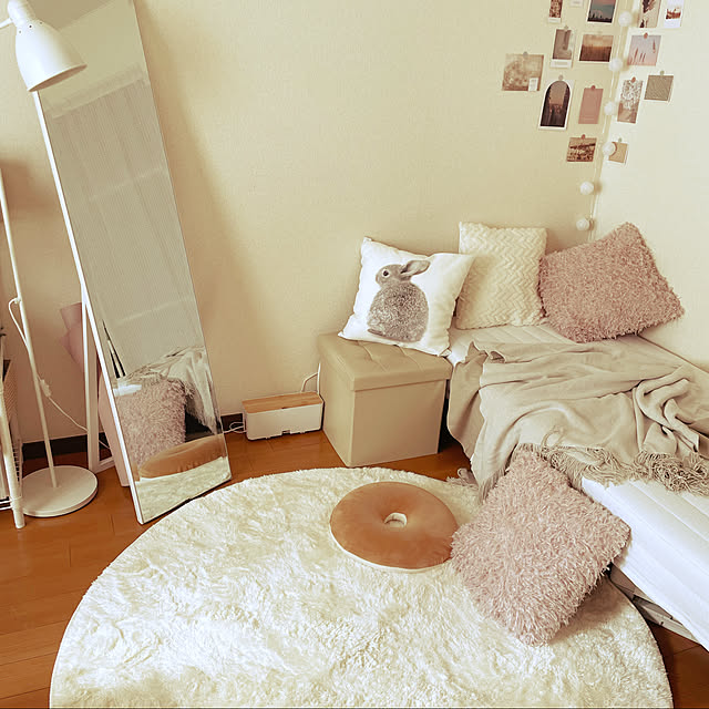 ラグ,100均,ニトリ,賃貸インテリア,賃貸でも諦めない！,照明♡,RoomClipショッピング,プチプラアイテム,スリーコインズ✨,ポストカードディスプレイ,IKEA,スタンドミラー,全身ミラー,絶賛模様替え中,ニトリクッションカバー♡,くすみカラー,DAISO♥,北欧インテリア,Overview chiiの部屋