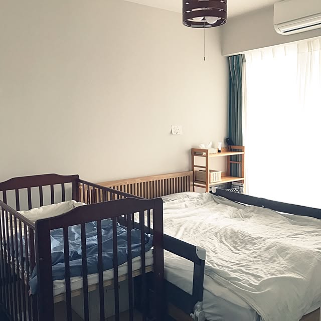 Bedroom,無印良品 棚,カトージ ベッド柵,子どもと暮らす,赤ちゃんのいる暮らし,ファミリア 布団,カトージ ベビーベッド,ベビーベッド,無印良品 寝具,寝室,FABRICIA,アクタス カーテン,アクタス ベッド,北欧,北欧インテリア bunの部屋