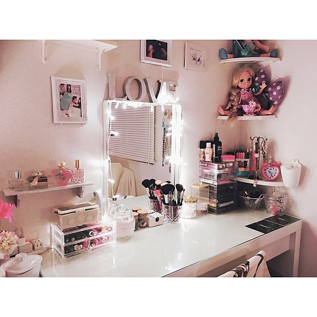 My Desk,ダイソー,フェアリーライト,6畳,実家暮らし,雑貨,ディズニー,シンデレラ,ラプンツェル,100均,IKEA,照明,3COINS,お気に入り,ディズニープリンセス,ドレッサー,DIY,メイクスペース,アニメータードール kahomeroの部屋