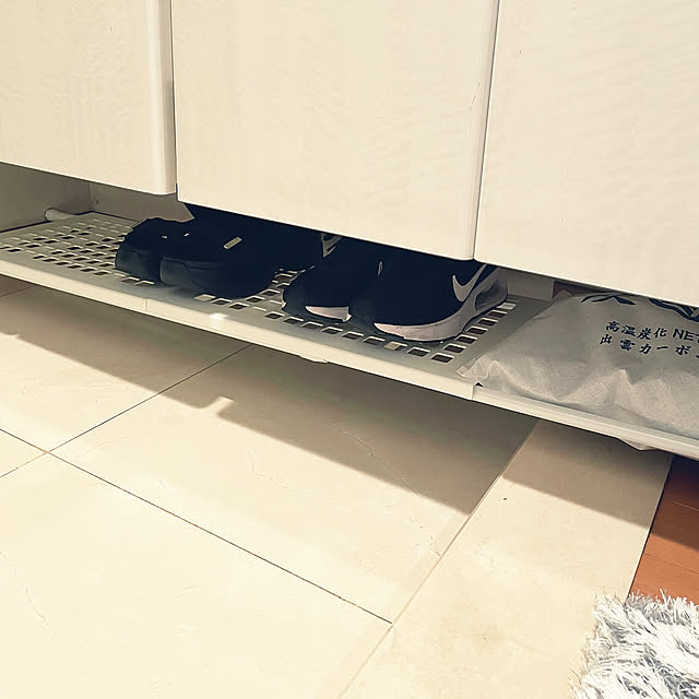 Entrance,湿気対策,炭八,掃除もしやすい,玄関に靴を置かない,靴を直す,デッドスペース有効活用,突っ張り棒で収納,ダイソー,玄関スッキリ,濡れた靴置場,下駄箱下のデッドスペース,下駄箱下収納,デッドスペース活用,隙間収納 kawauso15の部屋