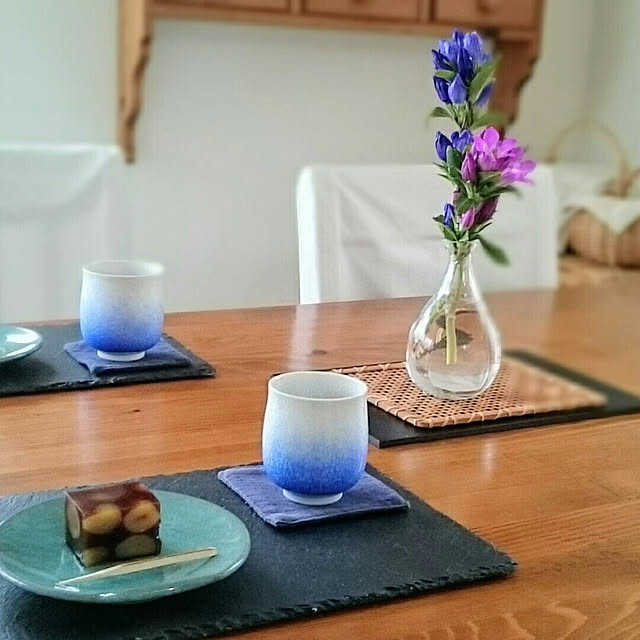 My Desk,色を楽しむ,藍染水滴湯呑,秋のテーブルコーディネート,ダイソー,真右ェ門窯,2018 秋,伝統工芸品,伝産協会・モニター,IKEA 花瓶,有田焼,伊万里・有田焼,伝統的工芸品モニター当選,りんどう,秋のインテリア,おやつの時間,伝統的工芸品,藍染水滴夫婦湯呑,季節を愉しむ hiyo.pietの部屋