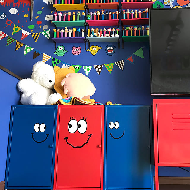 ガーランド,キャビネット,PEZ,カラフル好き,ポップ,DIY,ペッツ,カッティングシート DIY,IKEA,リメイク,pop,カラフル ポップ,カラフル,セリア,カラフル化計画,派手好き,カッティングシート,青 壁紙,テレビボード,Lounge nonaso113の部屋
