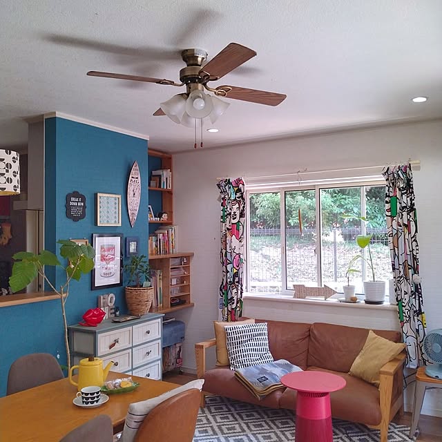 Lounge,カラフルインテリア,インテリア,アンディウォーホル,青色い壁,おうち時間,リビングダイニング,コメントお気遣いなく♡,リビングインテリア,ミッドセンチュリー風 peachnutの部屋