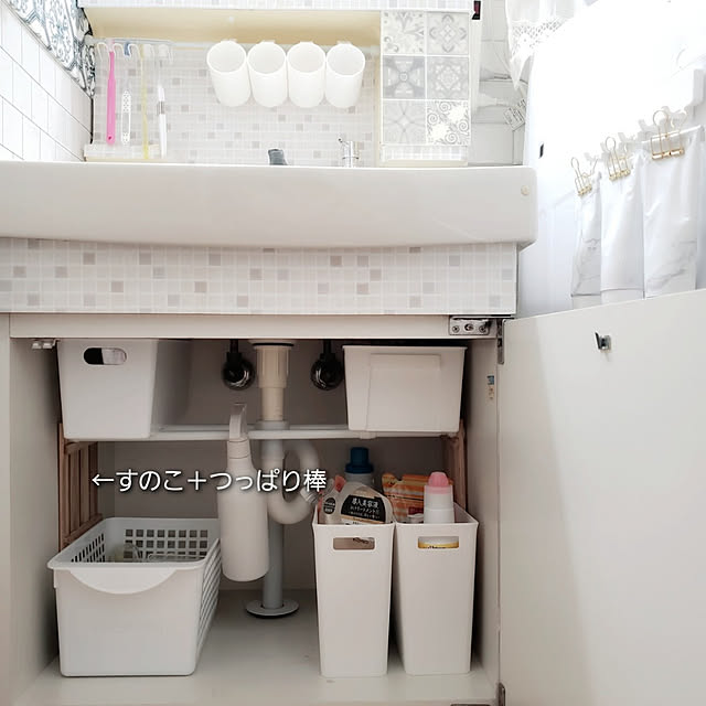 Bathroom,つっぱり棒,賃貸でも楽しく♪,賃貸インテリア,使いやすく,洗面所 収納,洗面所,歯みがき粉,歯ブラシ,賃貸でも諦めない！,ホワイトインテリア,プチプラインテリア,浮かせる収納,すっきり暮らしたい,歯ブラシホルダー,100均アイテム,狭い家,歯ブラシ収納,築25年以上,洗面台リメイク,洗面台下収納,壁紙,リメイクシート pinonの部屋