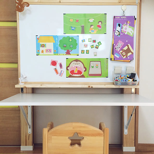 My Desk,手作りおもちゃ,キッズスペース (リビング),ホワイトボード,建売住宅,子供の作品ギャラリー,ナチュラル,子供と暮らす。,磁石遊び,DIY,ホワイト,マグネットボード,2歳児との暮らし,子供イス,折りたたみ机,ニトリ,ラブリコ,セリア,ダイソー,成長にあわせて merutoの部屋